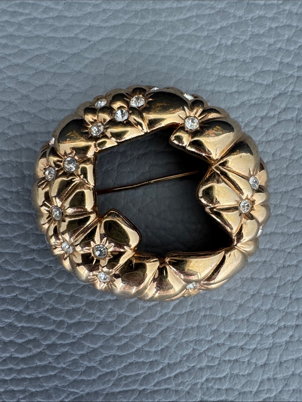 SWAROVSKI GOLD TONE FLORAL WREATH AUSTRIAN CRYSTAL CIRCLE BROOCH PIN